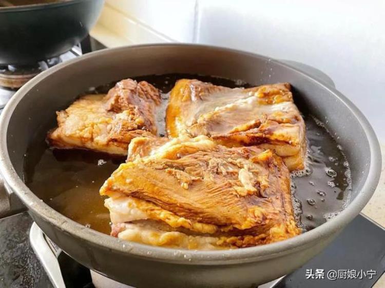 扣肉怎样炸更容易起泡色泽金黄,虎皮扣肉起泡正确炸法