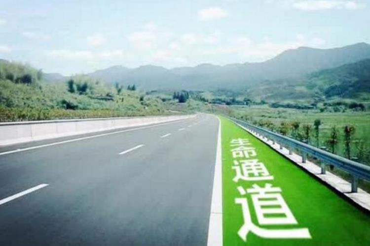 高速公路为什么一到节假日就堵车呢「高速公路为什么一到节假日就堵车」