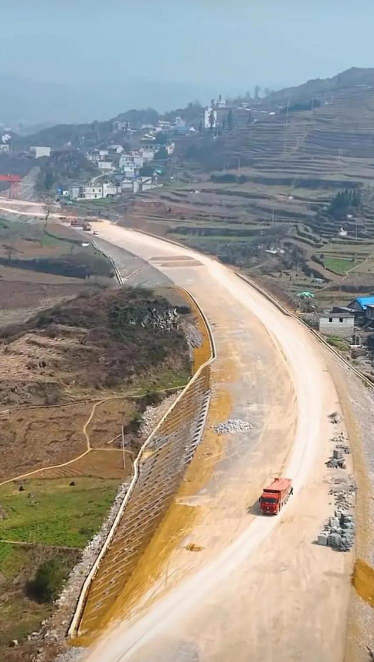 高速公路都在高架桥上吗「我们现在的高速公路真的需要这样桥隧相连高高在上吗」