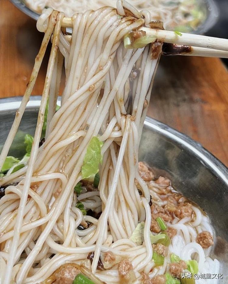 南宁人最喜欢mōu在路边吃的生榨粉外地人却嫌弃有馊味