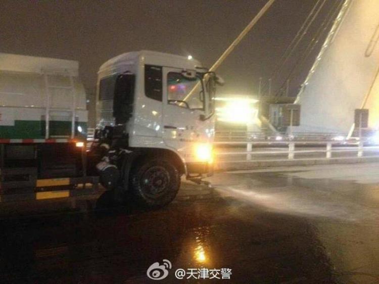 天津加大下沉段涵洞和桥梁盐水喷洒防止夜间路面结冰