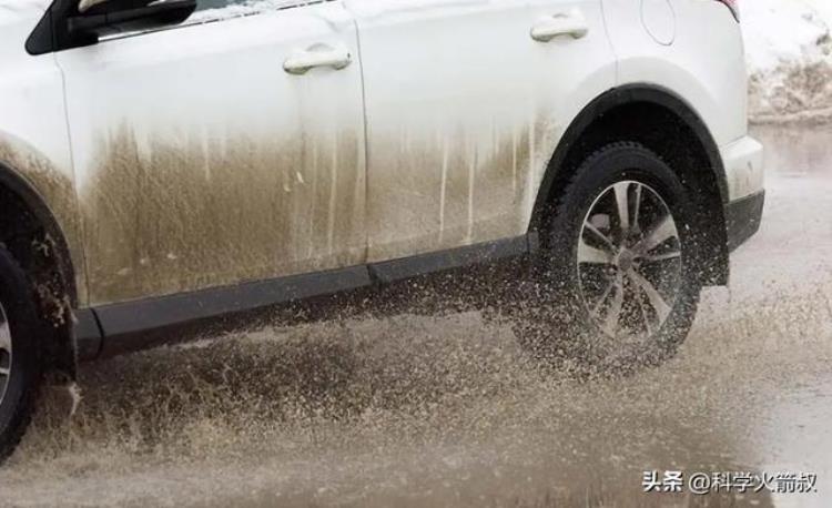 雨天刹车距离竟超300米这究竟是为什么呢「雨天刹车距离竟超300米这究竟是为什么」