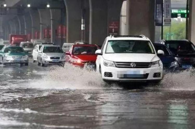 洗完车后踩刹车有异响是怎么回事「下雨天踩刹车异响洗车后刹车异响什么原因造成的怎么解决」