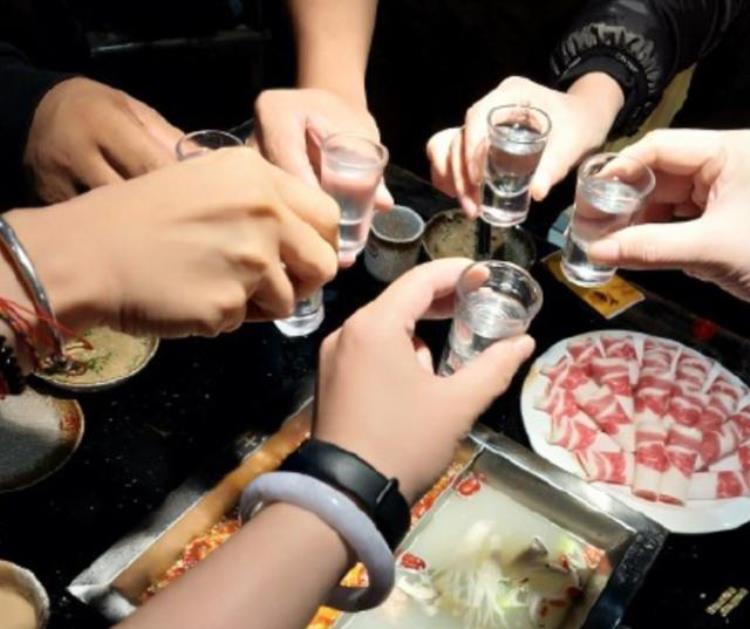 跟酒量大的人喝酒「酒量大未必是会喝酒高手喝酒看5点不知道真不好意思说会喝酒」