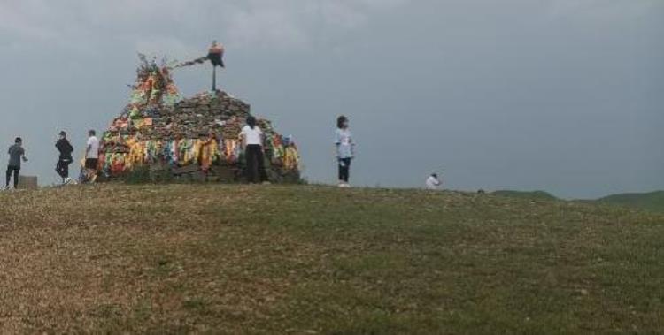 西藏堆石头祈福「路遇玛尼堆添石祈福」