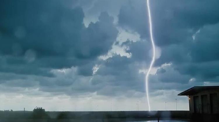 为什么下雨天会有雷声和闪电「下雨出现闪电和雷声这是为什么闪电和雷声是如何形成的」