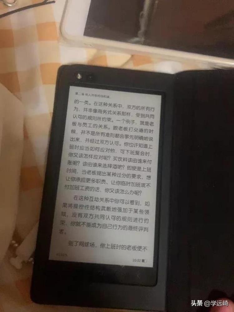 手机屏幕哪种对眼睛好「玩手机也要爱护眼睛两种手机屏幕哪种适合你」