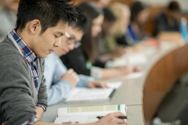 为什么留学生恨国「很多留学生出国后就开始崇洋媚外为什么留学生的爱国情结较弱」