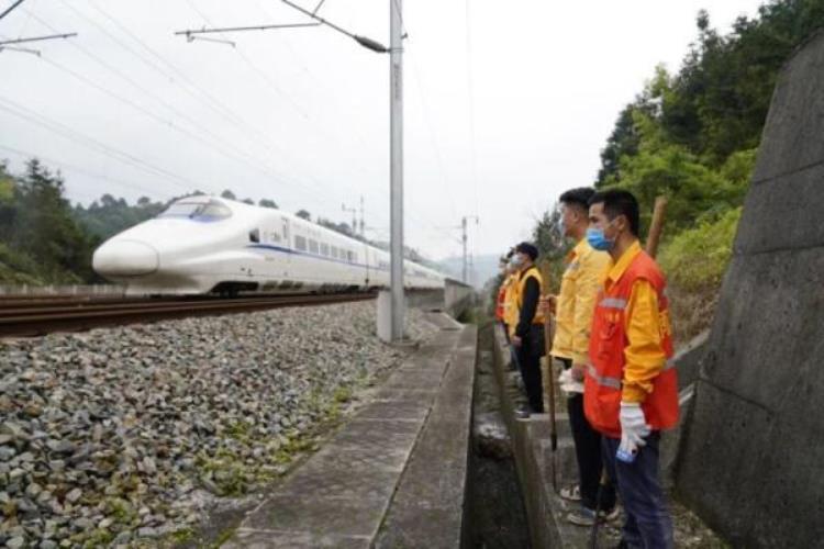 前方暴雨火车为什么要停运一下「前方暴雨火车为什么要停运」