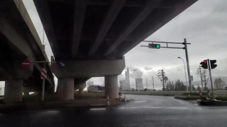 下雨天天很黑拍出来的照片都是黑白色的怎么回事「下雨天天很黑拍出来的照片都是黑白色的」