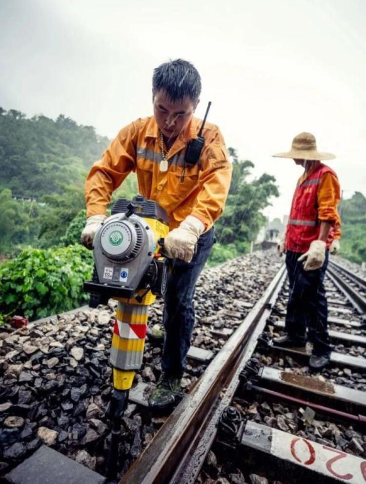 前方暴雨火车为什么要停运一下「前方暴雨火车为什么要停运」