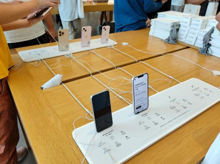 苹果13被黄牛「黄牛损失惨重iPhone13开售即破发现场看的比买的多」