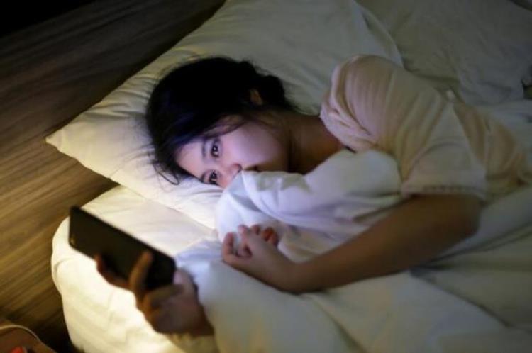 睡眠质量差睡眠浅是什么原因「浅睡眠和睡眠质量差的因素有哪些它们的影响是什么」