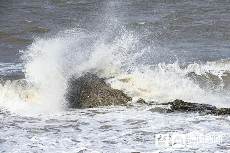 一夜入冬烟台迎来大风天气细沙吹上路海边惊涛拍岸