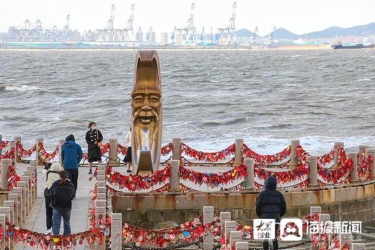 一夜入冬烟台迎来大风天气细沙吹上路海边惊涛拍岸