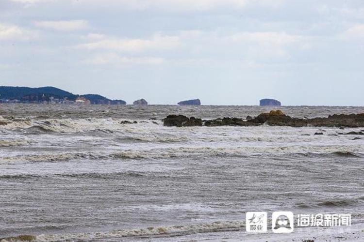 一夜入冬烟台迎来大风天气细沙吹上路海边惊涛拍岸