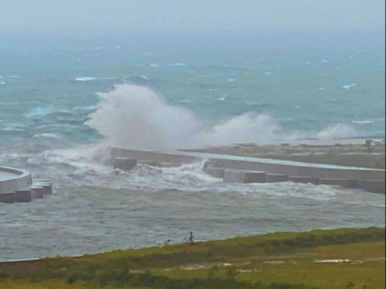 一夜入冬烟台迎来大风天气细沙吹上路海边惊涛拍岸