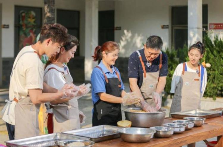 喂袋鼠撸羊驼治愈力满满本期在希望的田野上走近野生动物