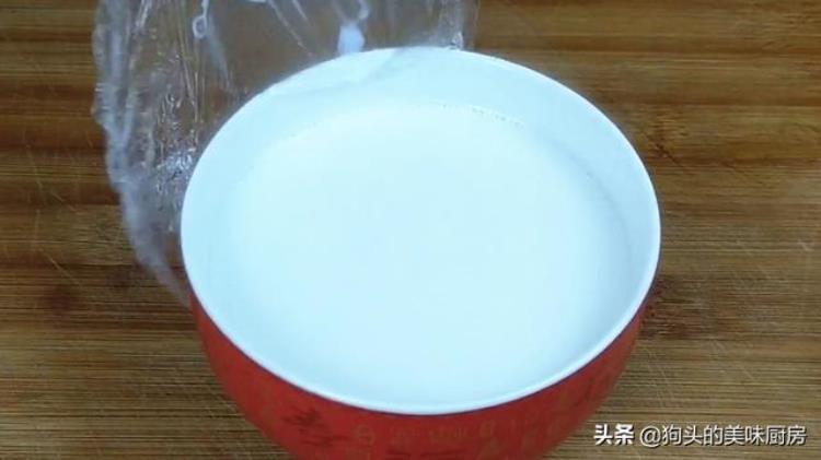 鸡蛋清和牛奶蒸双皮奶「牛奶鸡蛋放锅里蒸广东的双皮奶就这么简单干净卫生无添加」