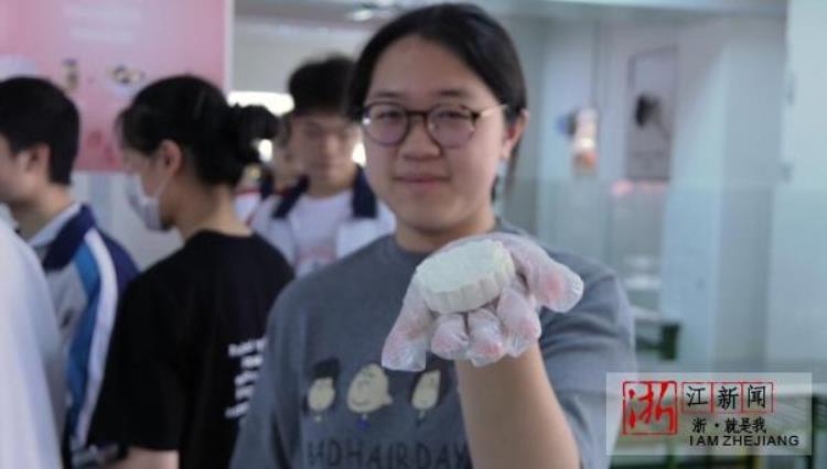 杭高组织高三学生包粽子做桂花糕预祝考生高中