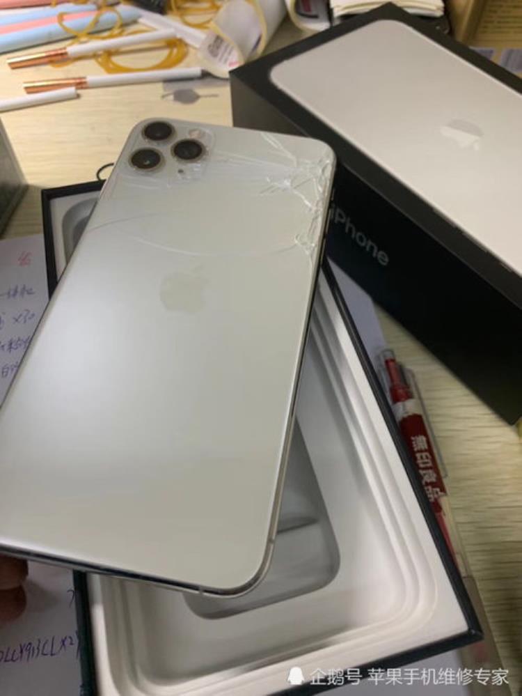 苹果13手机壳399「给iPhone13加个壳竟然要2699美元」