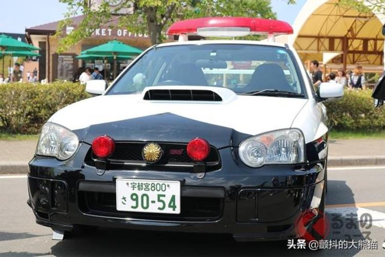 日本警车车型从皇冠到GTRLC500等各款车身颜色都是黑白的原因