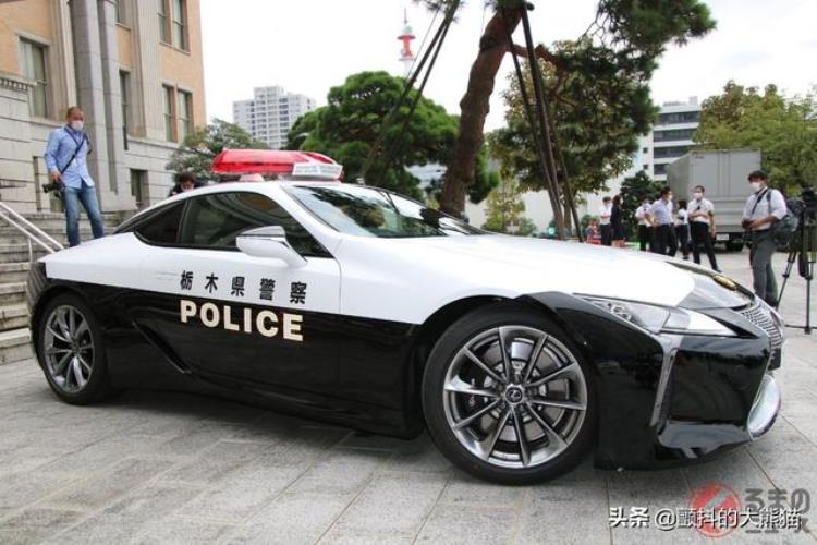 日本警车车型从皇冠到GTRLC500等各款车身颜色都是黑白的原因