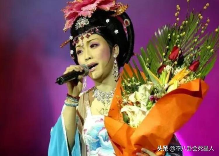 李玉刚咋了?「李玉刚直播不说话摇头晃脑闭目喝茶演出坐轮椅他怎么了」