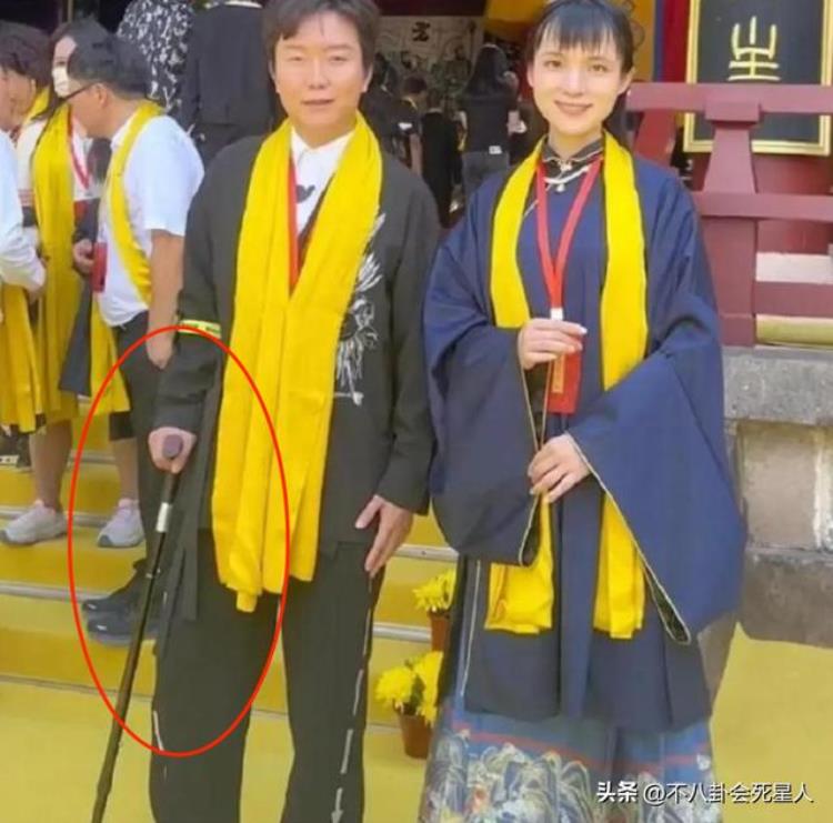 李玉刚咋了?「李玉刚直播不说话摇头晃脑闭目喝茶演出坐轮椅他怎么了」