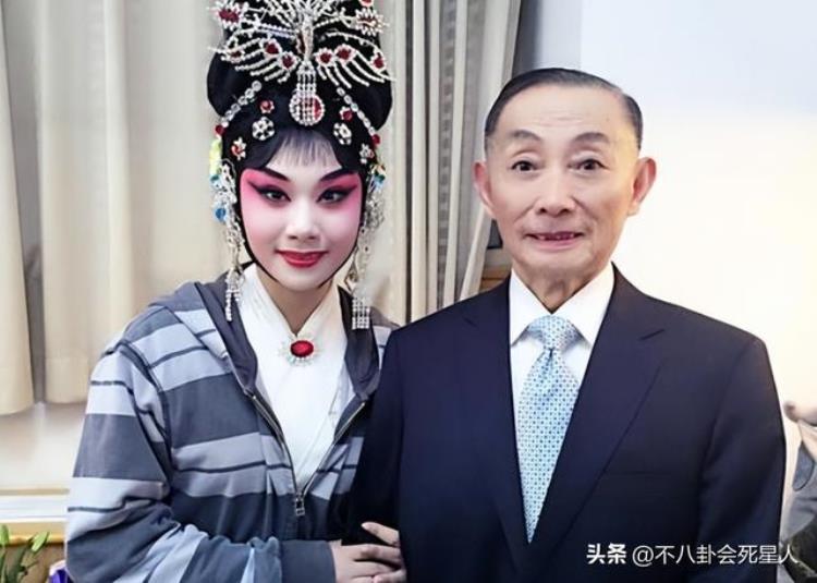 李玉刚咋了?「李玉刚直播不说话摇头晃脑闭目喝茶演出坐轮椅他怎么了」