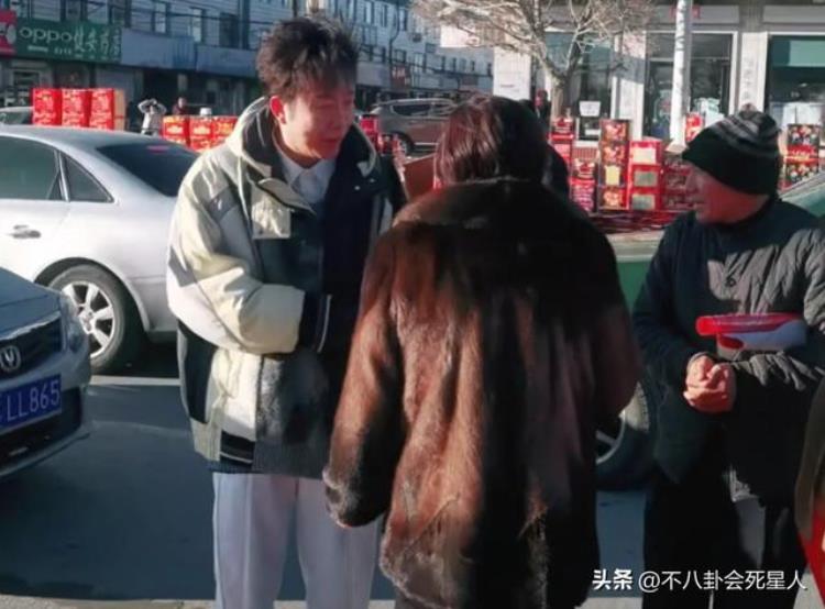 李玉刚咋了?「李玉刚直播不说话摇头晃脑闭目喝茶演出坐轮椅他怎么了」