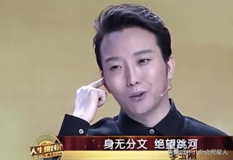 李玉刚咋了?「李玉刚直播不说话摇头晃脑闭目喝茶演出坐轮椅他怎么了」