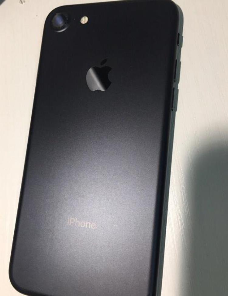 苹果7屏幕花了,国行iphone7已经用了三年了