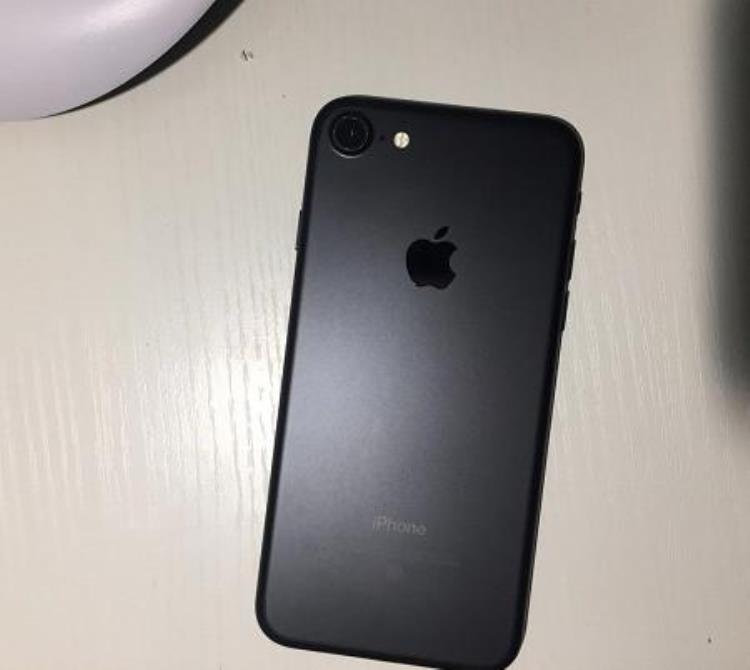 苹果7屏幕花了,国行iphone7已经用了三年了