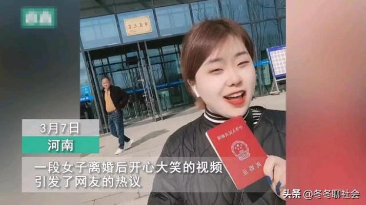 女人拿到离婚证的心情「女子离婚后开心走出民政局手拿离婚证心里乐开花恢复单身啦」