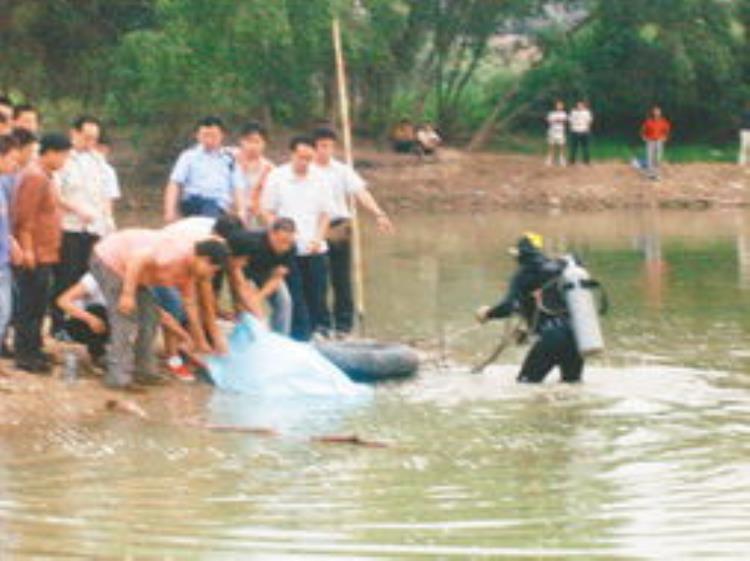 父子双双身亡「泪目父子俩双双溺亡孩子母亲跪地崩溃」