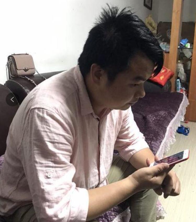 手机突然黑屏还报警,手机号被盗用收到一大堆短信