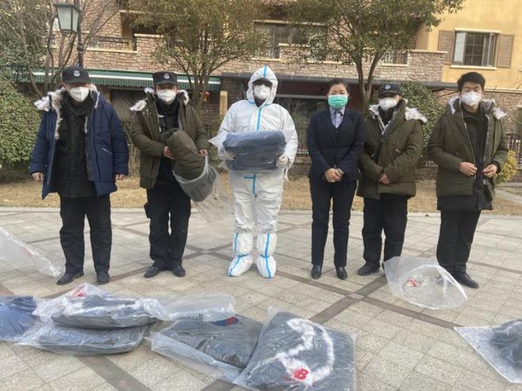 西安青年花2万买150件棉服送一线工作人员像考满分一样开心