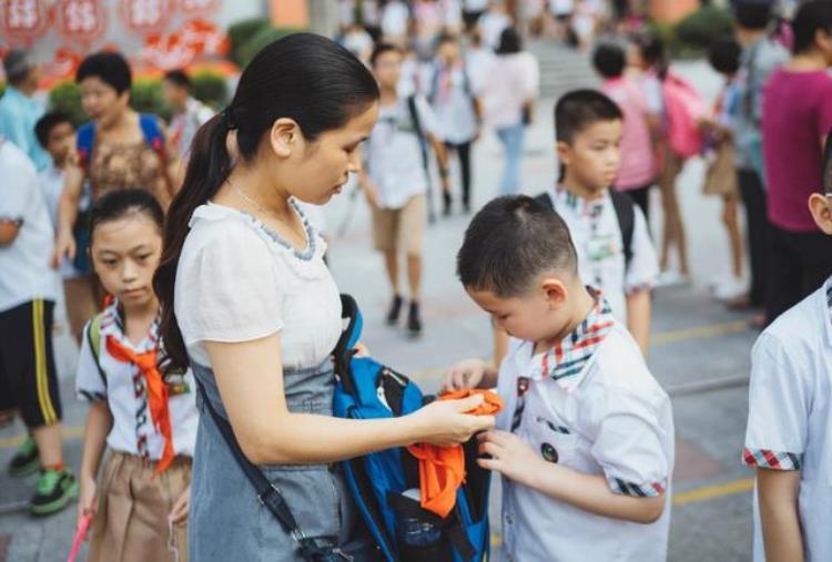 为啥都穿同样的校服老师依旧能看出学生背景3个细节无法掩盖