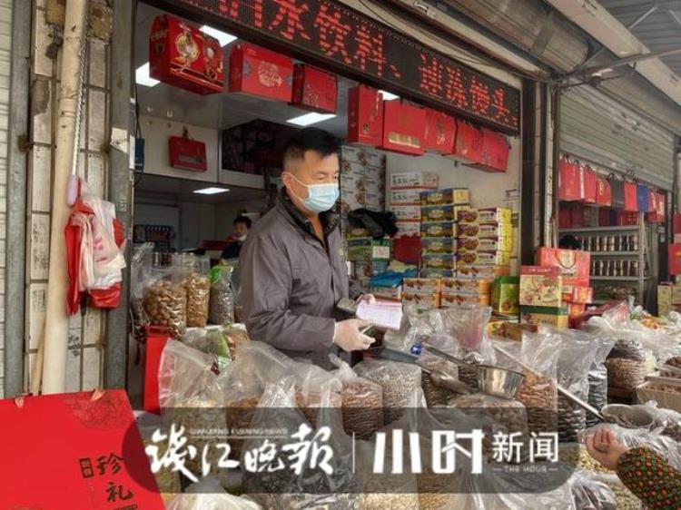 新春走基层瓜子花生山核桃枸杞红枣桂圆干来炒货一条街感受浓浓年味