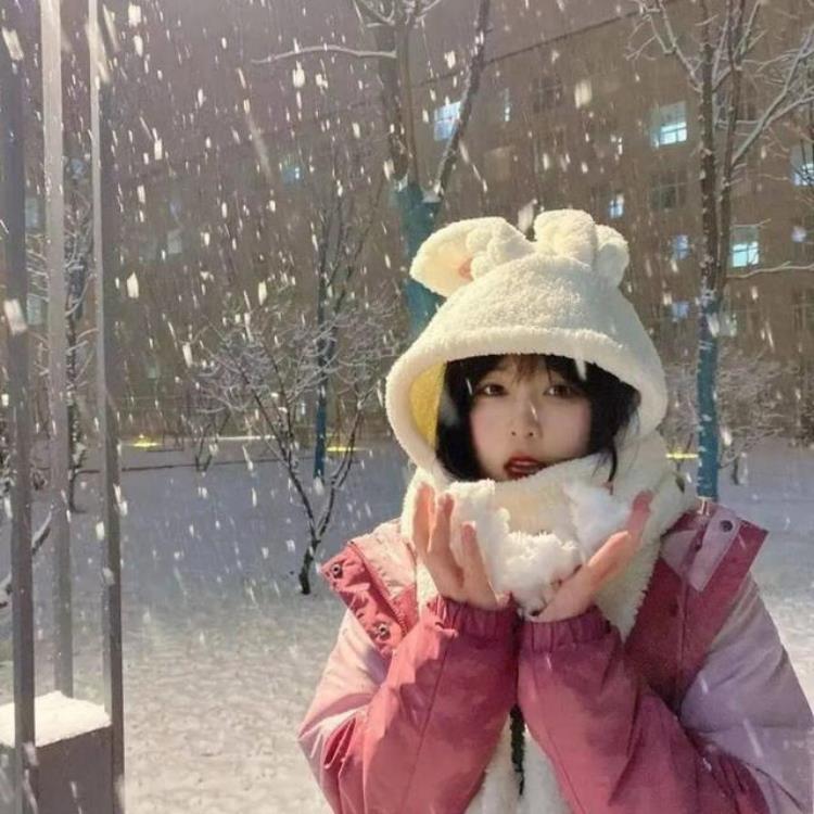 下雪天的女生头像,氛围感微信头像男生