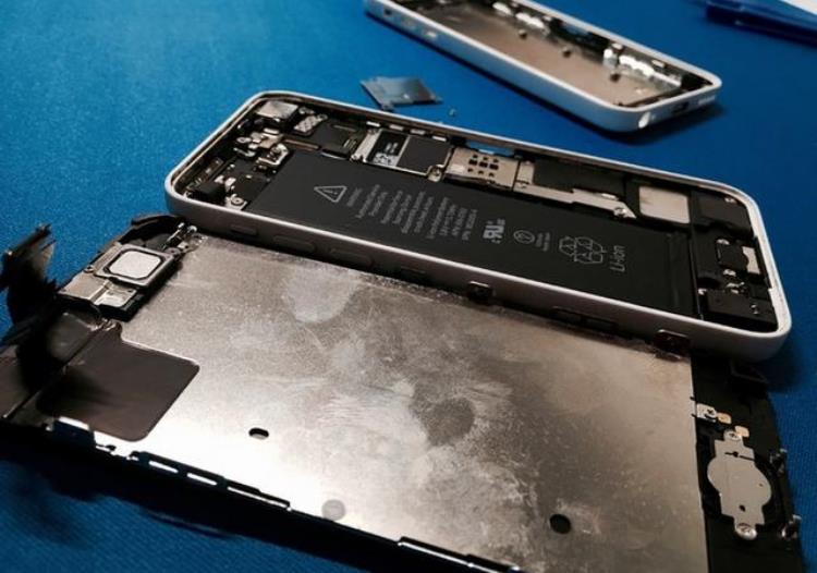 iphone5c换后壳「致敬经典给iPhone5c换了新后盖老婆夸我能去修手机了」