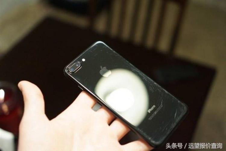 新买亮黑iphone7裸机使用一天后黑屏,iphone7亮黑买了会后悔吗