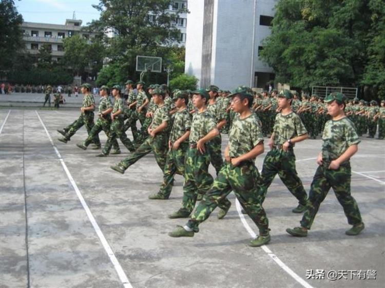 新生入学为什么要军训,大一妹妹军训发现教官是自己哥