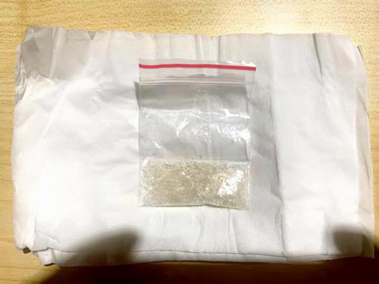 千里邮寄一只旧枕头原来枕芯内藏有猫腻两地警方联手查获一起通过寄递渠道寄运毒品案