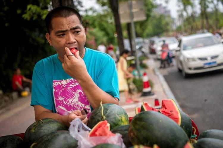 同样是西瓜为啥有的甜有的却很寡淡老瓜农3个原因很重要