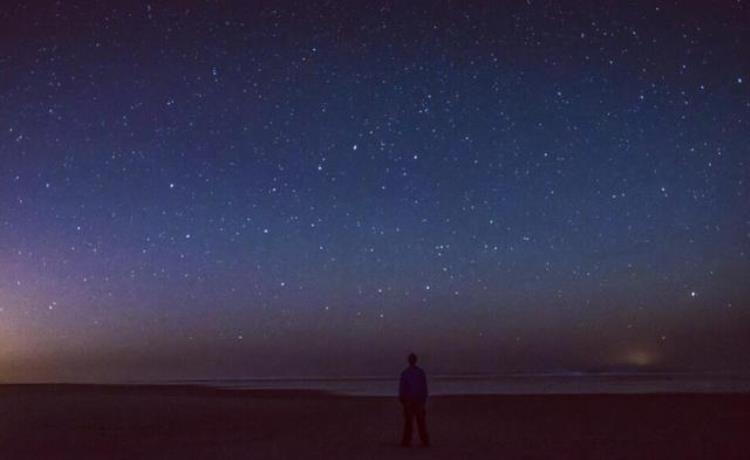 夜空为啥是黑的,你认为夜空为什么是黑的呢