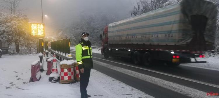 这几天四川哪里有雪,一农贸市场遭积雪压塌