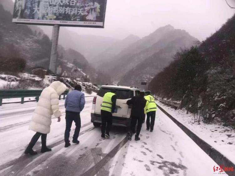 这几天四川哪里有雪,一农贸市场遭积雪压塌