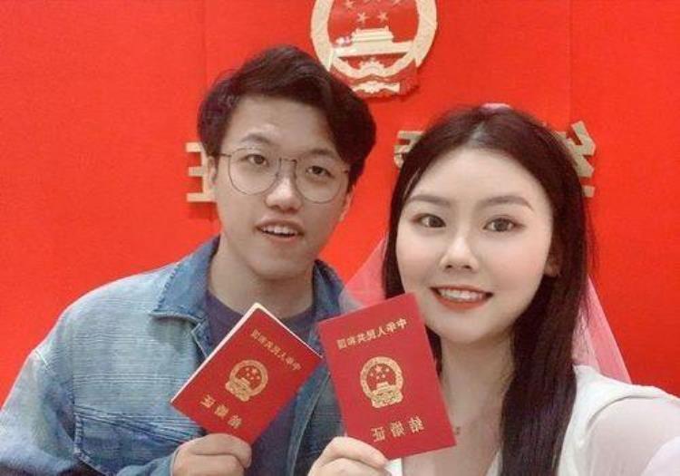 一对夫妻结婚证走红,小夫妻结婚证走红网络